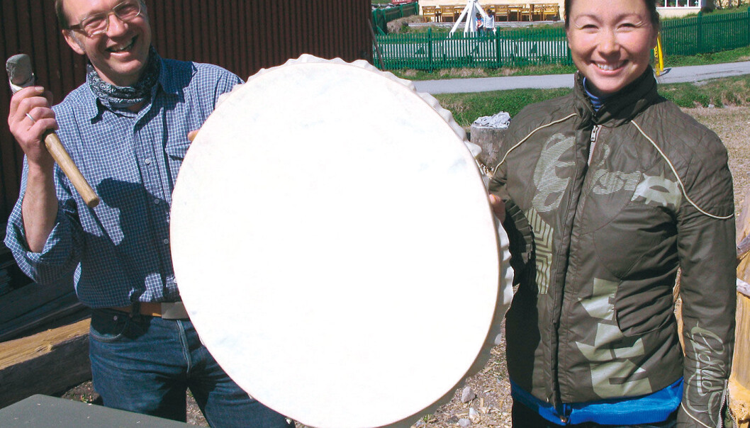 A reconstructed Saqqaq culture drum, shown here by Martin Appelt, an archaeologist at the National Museum of Denmark, and Natuk Lund Olsen, an ethnologist at the Greenland National Museum and Archives. (Photo: Greenland National Museum and Archives) A reconstructed Saqqaq culture drum, shown here by Martin Appelt, an archaeologist at the National Museum of Denmark, and Natuk Lund Olsen, an ethnologist at the Greenland National Museum and Archives. (Photo: Greenland National Museum and Archives)