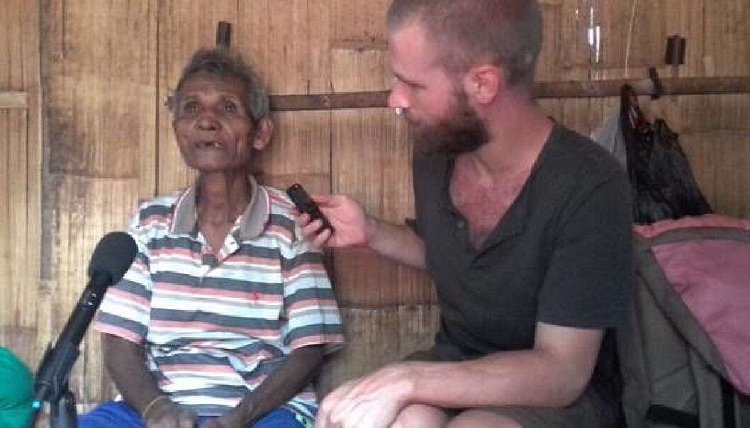 Linguist and researcher Jeroen Willemsen is recording a story told by a Reta speaking man as part of his field work in Indonesia. (Foto: Jeroen Willemsen) Linguist and researcher Jeroen Willemsen is recording a story told by a Reta speaking man as part of his field work in Indonesia. (Foto: Jeroen Willemsen)