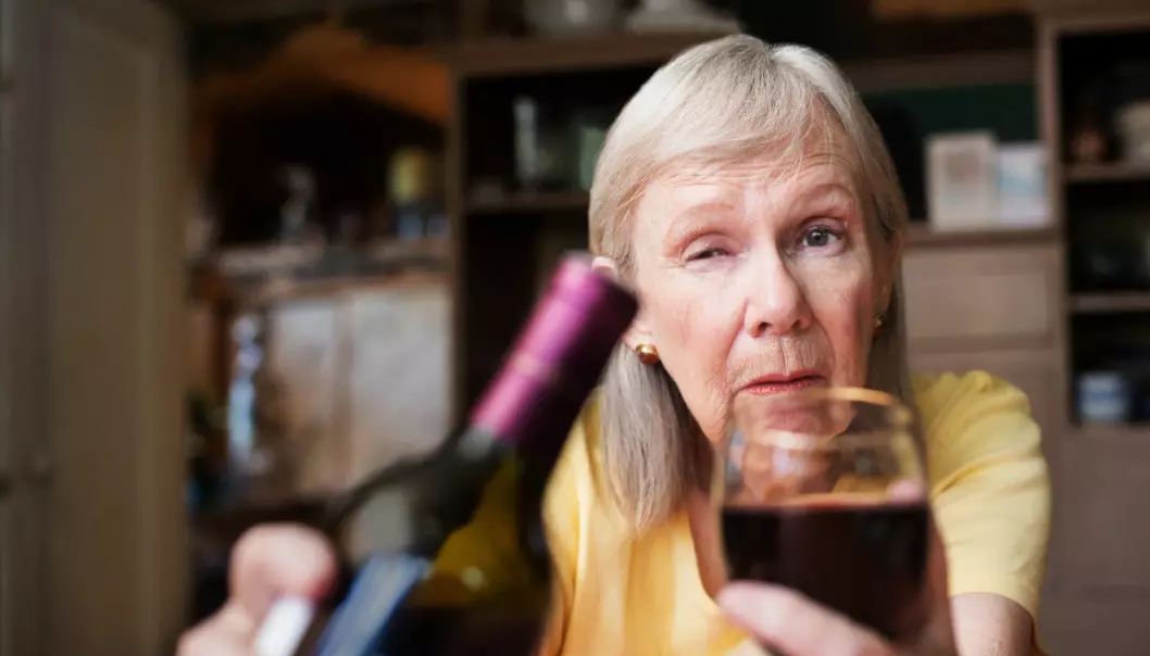 Swedish researchers have seen a strong increase in alcohol consumption in the elderly, particularly among women. Since the 1970s, the proportion of elderly women who could be considered heavy drinkers has increased from 1 per cent to 10 per cent. (Illustration photo: CREATISTA / Shutterstock / NTB scanpix)