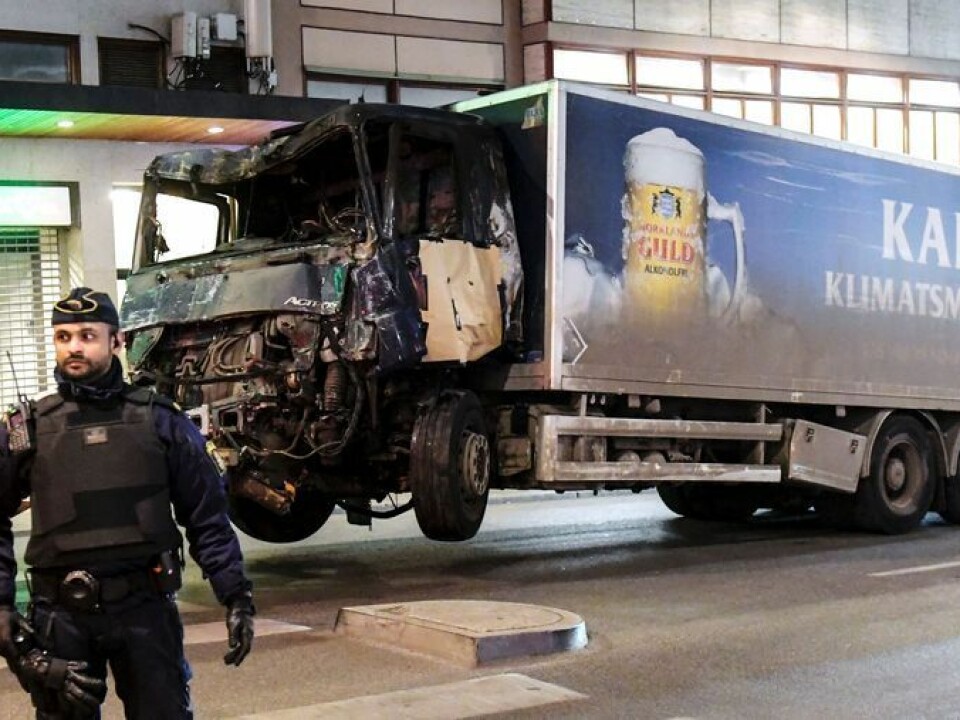 Bildetekst:
The truck hijacked by the terrorist began to burn when he failed to detonate a suicide bomb. (Photo: Maja Suslin / Sweden Out / NTB scanpix)