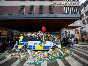 The police placed several vehicles in the area of the terrorist attack. These were quickly covered by a sea of flowers. Police let the vehicles stand in order not to hurt the mourners' feelings. As a result, several police cars weren’t available to the police immediately following the attack – another lesson learned. (Photo: Jonathan Nackstrand / AFP / Scanpix) The police placed several vehicles in the area of the terrorist attack. These were quickly covered by a sea of flowers. Police let the vehicles stand in order not to hurt the mourners' feelings. As a result, several police cars weren’t available to the police immediately following the attack – another lesson learned. (Photo: Jonathan Nackstrand / AFP / Scanpix)