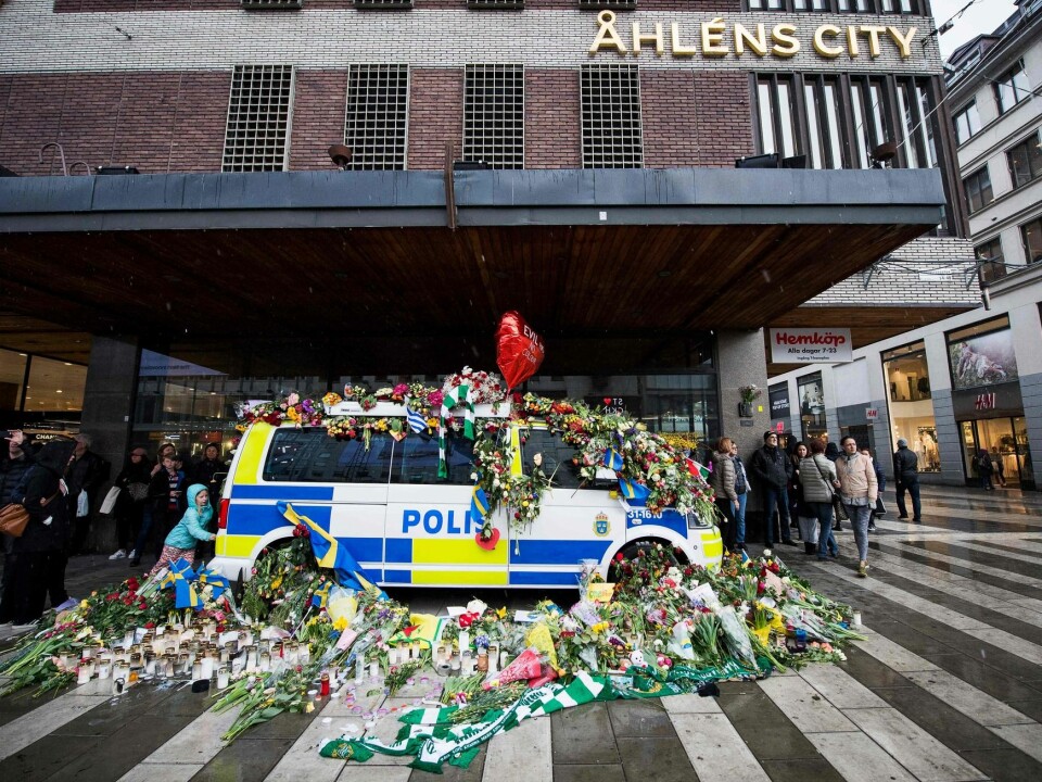 The police placed several vehicles in the area of the terrorist attack. These were quickly covered by a sea of flowers. Police let the vehicles stand in order not to hurt the mourners' feelings. As a result, several police cars weren’t available to the police immediately following the attack – another lesson learned. (Photo: Jonathan Nackstrand / AFP / Scanpix)