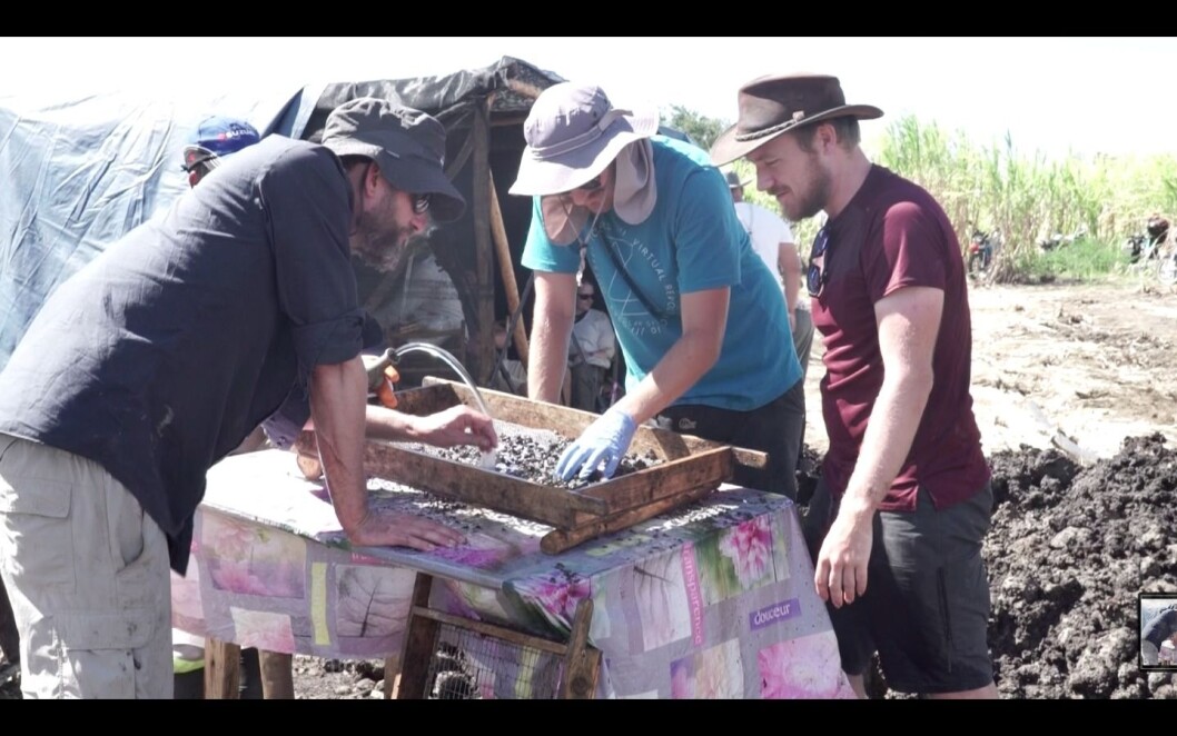 Michael Borregaard, Frederik Seersholm and Erik de Boer sieving bones. Michael Borregaard, Frederik Seersholm and Erik de Boer sieving bones.