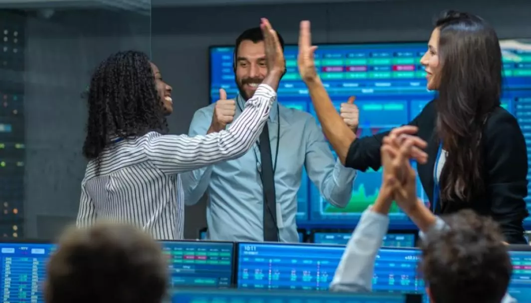 As a society, we should be brave enough to take chances when studies show that randomness plays a major role for successful stock traders, politicians and top executives, says Søren Tranberg Hansen.
