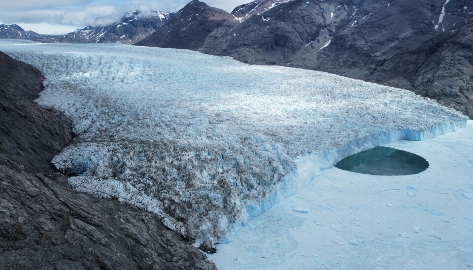 Melting at the Qooroq Glacier in Greenland occurs from both the surface and the bottom, creating high water pressure and strong freshwater flow over the salty fjord water. This current pushes icebergs and sea ice away, forming the characteristic circle. In the future, AI will be able to better predict the consequences of the complex melting of the Greenland and Arctic ice sheets.